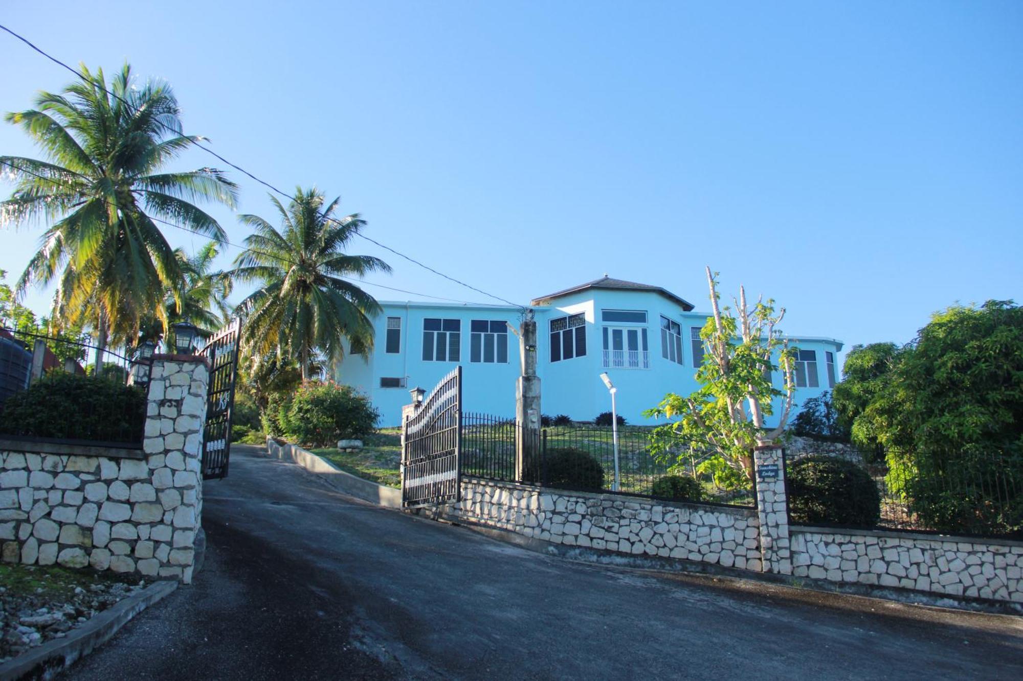 Sunshine Lodge: Your Home Away From Home Montego Bay Exteriör bild