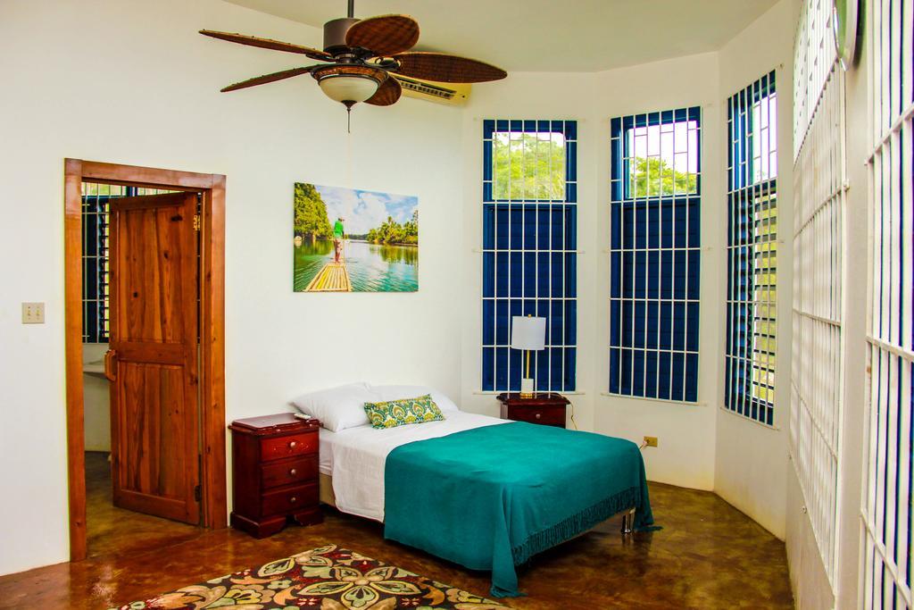 Sunshine Lodge: Your Home Away From Home Montego Bay Exteriör bild