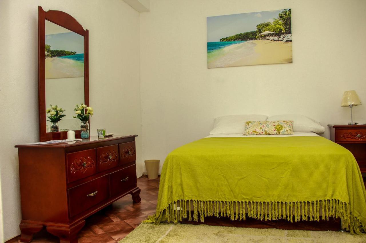 Sunshine Lodge: Your Home Away From Home Montego Bay Exteriör bild